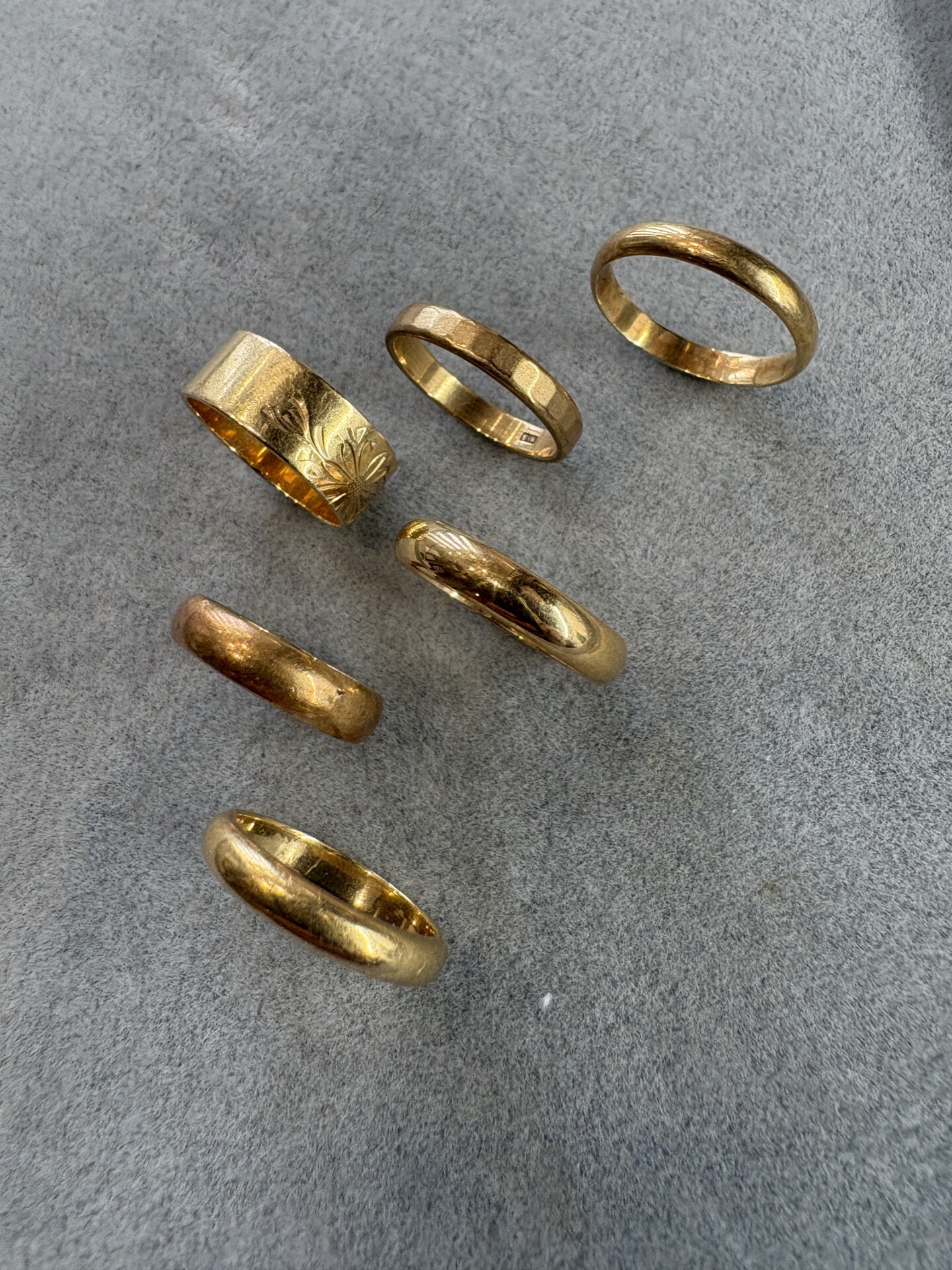 甲丸、平打ちなどの金のリング。一つ一つが