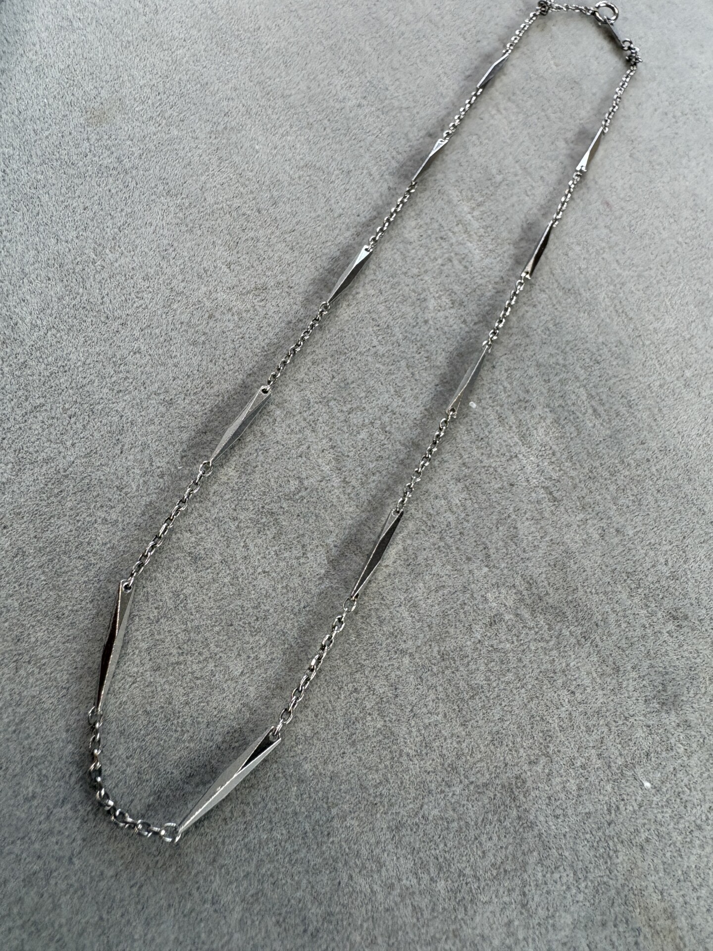 PMやpmなどの表記が多い古いpm850のプラチナの切子デザインのステーションネックレス