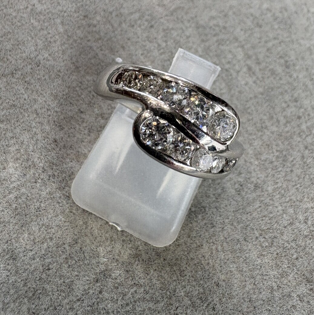 大粒のメレダイヤを使ったプラチナリング