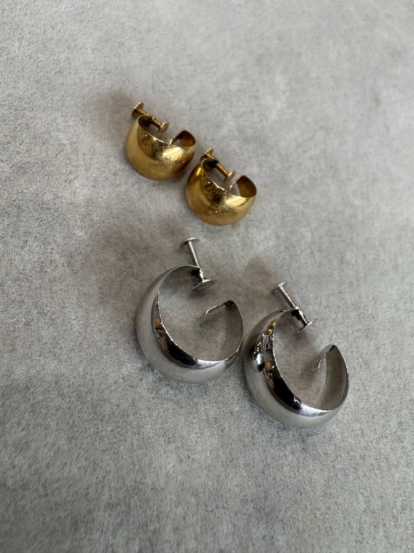 昔購入した板状のフープのイヤリング。18金や14金ホワイトゴールドで作られていたもの