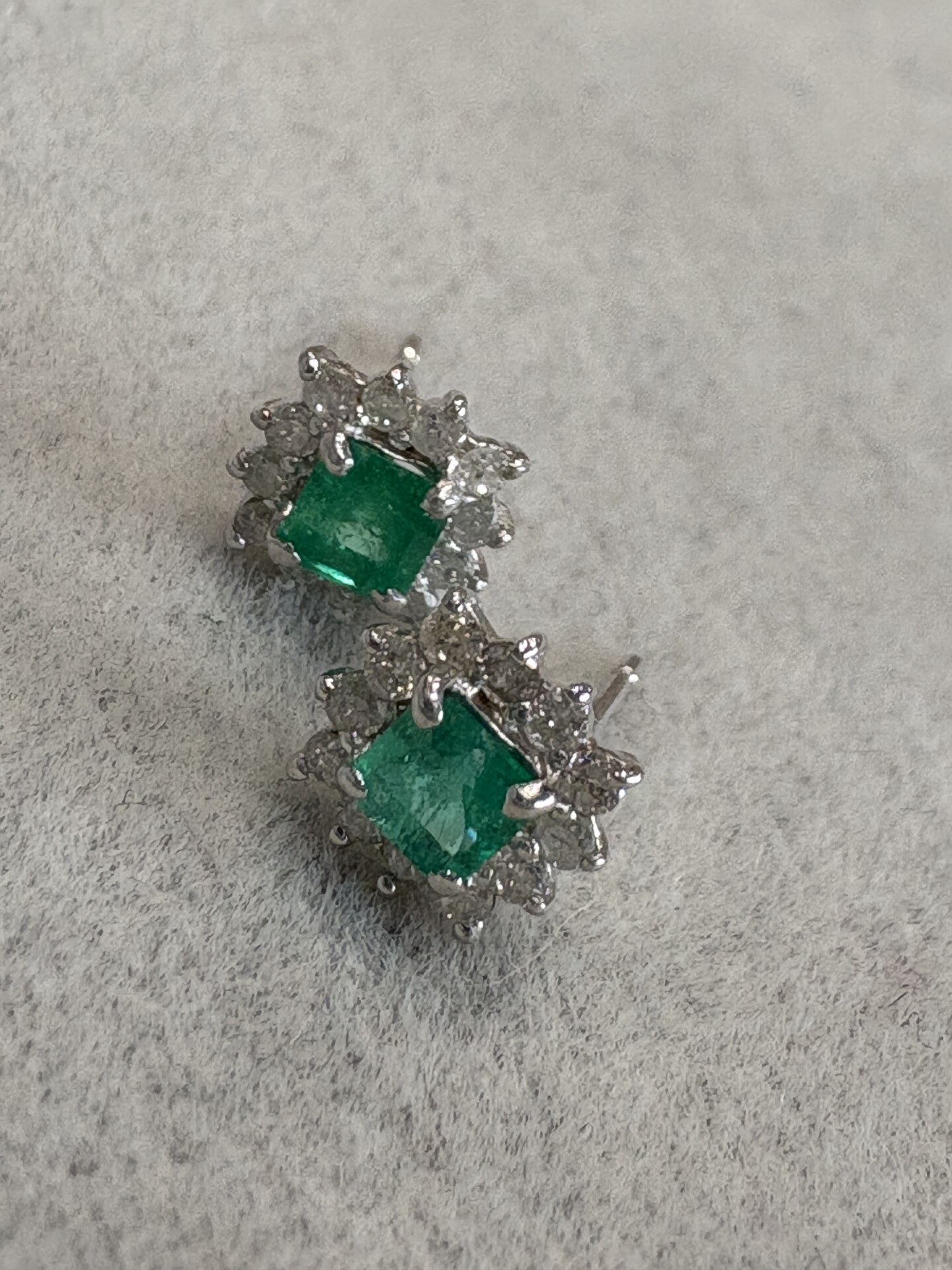 エメラルドにダイヤモンドが取り巻いたピアス