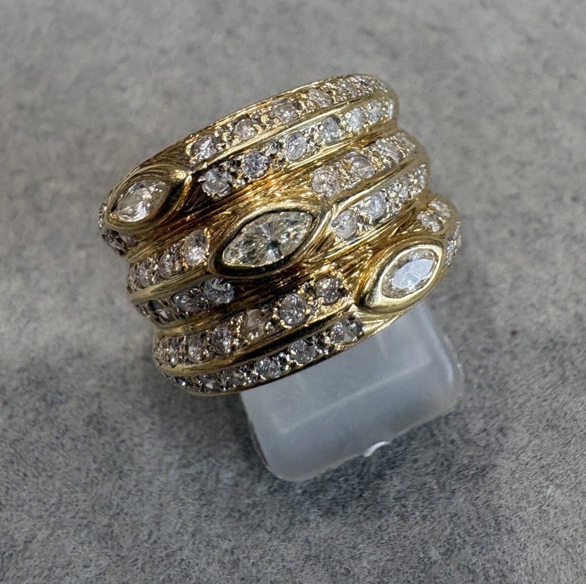 マーキスカットのダイヤモンドとパヴェダイヤモンドのリングをさらに3連にデザインされたリング