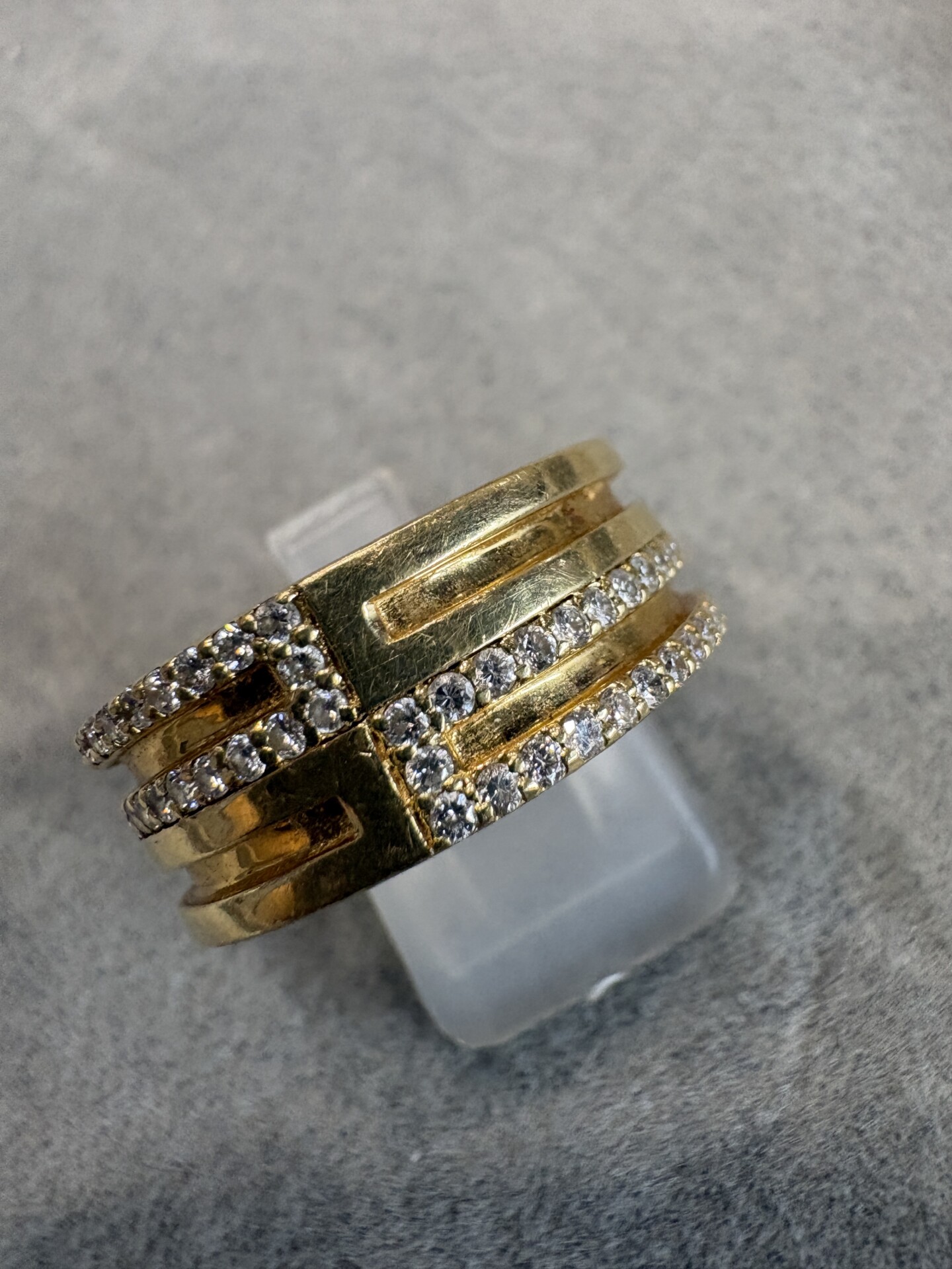 ボリューム感のある重量がある18金のﾀﾞｲﾔﾓﾝﾄﾞの指輪