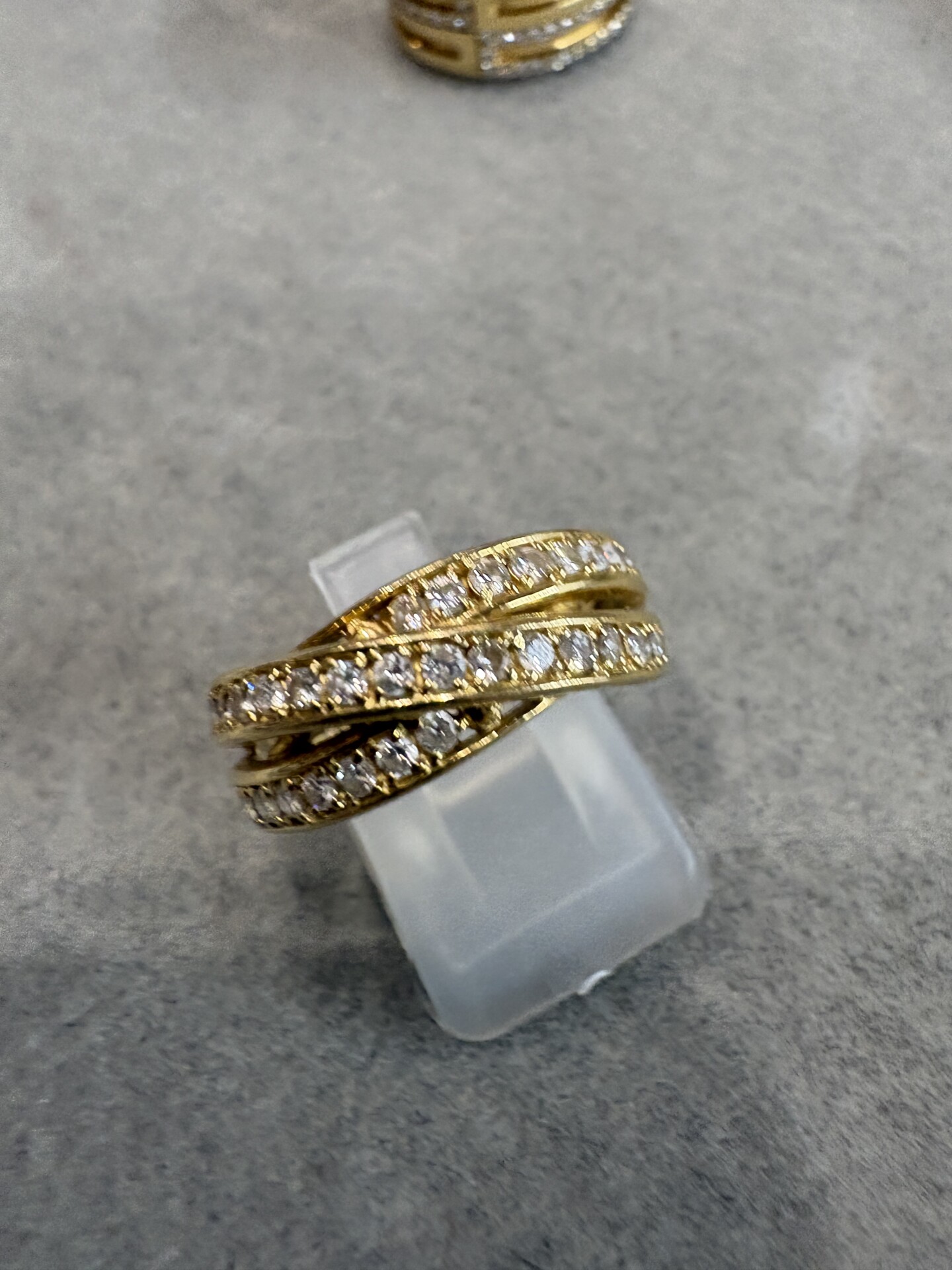 三連をイメージしたモチーフの18金のダイヤモンドリング