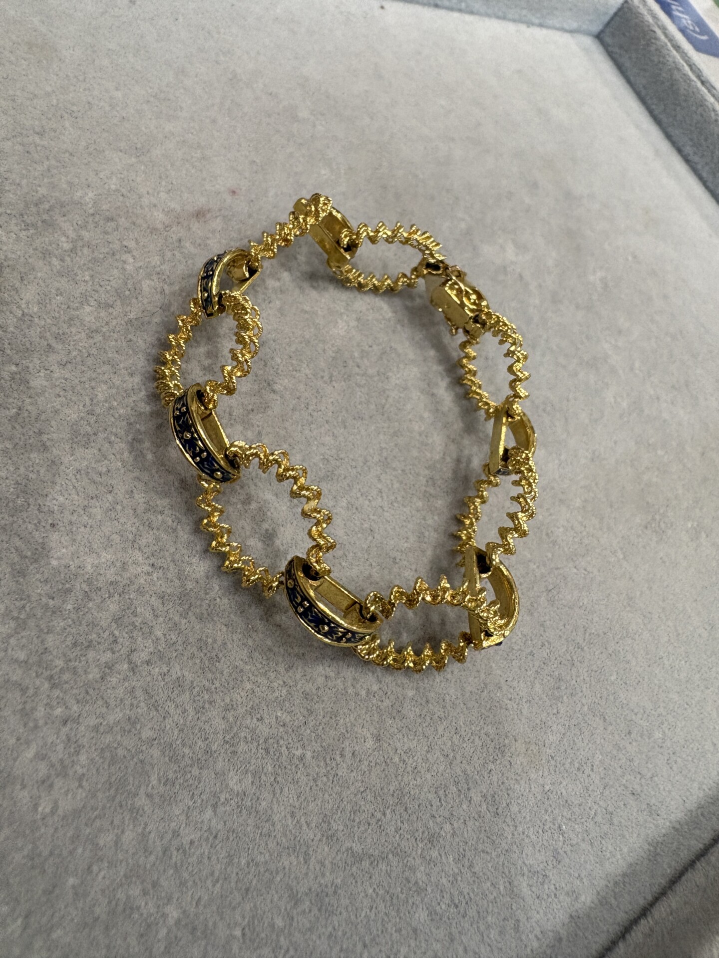 海外製の金でできたブレスレット。刻印が金のホールマークだけのため一見してもメッキかどうか不明