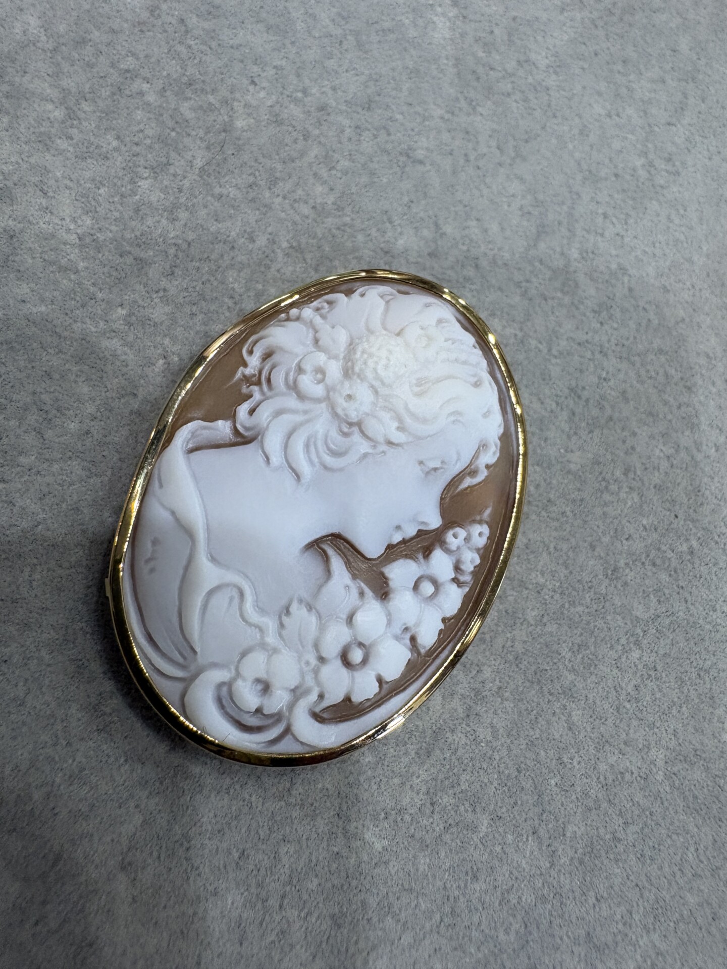 １８金枠のシェルカメオのブローチ