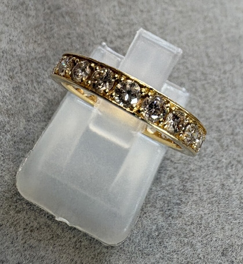 比較的息の長い定番となるメレダイヤモンドが大き目なエタニティリング