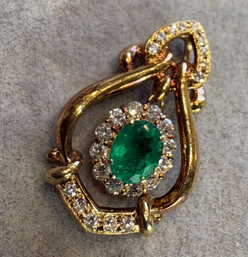 エメラルドを使ったスィングトップ状のダイヤモンドペンダント