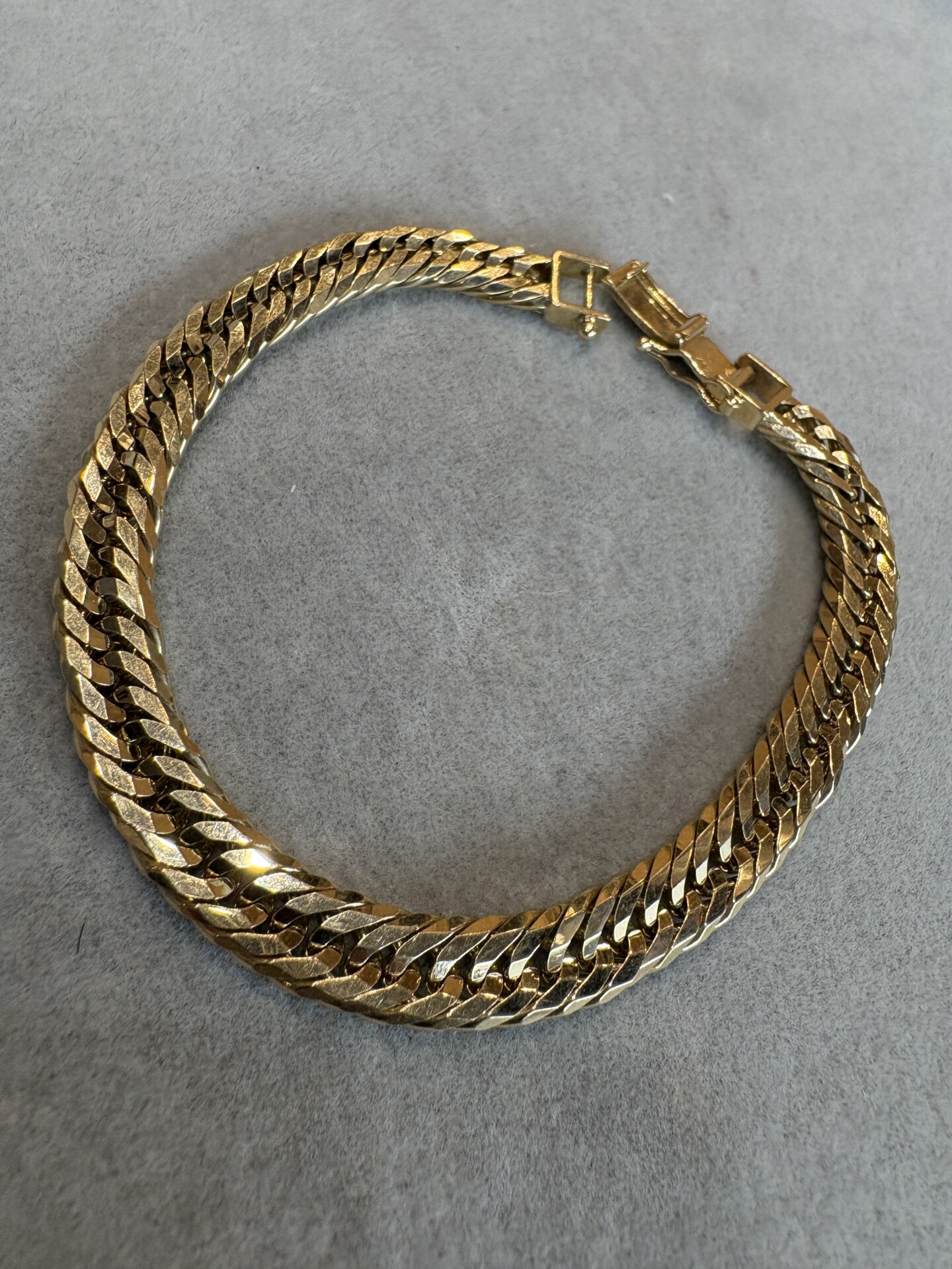 重量感のある18金12面トリプルの喜平のブレスレット