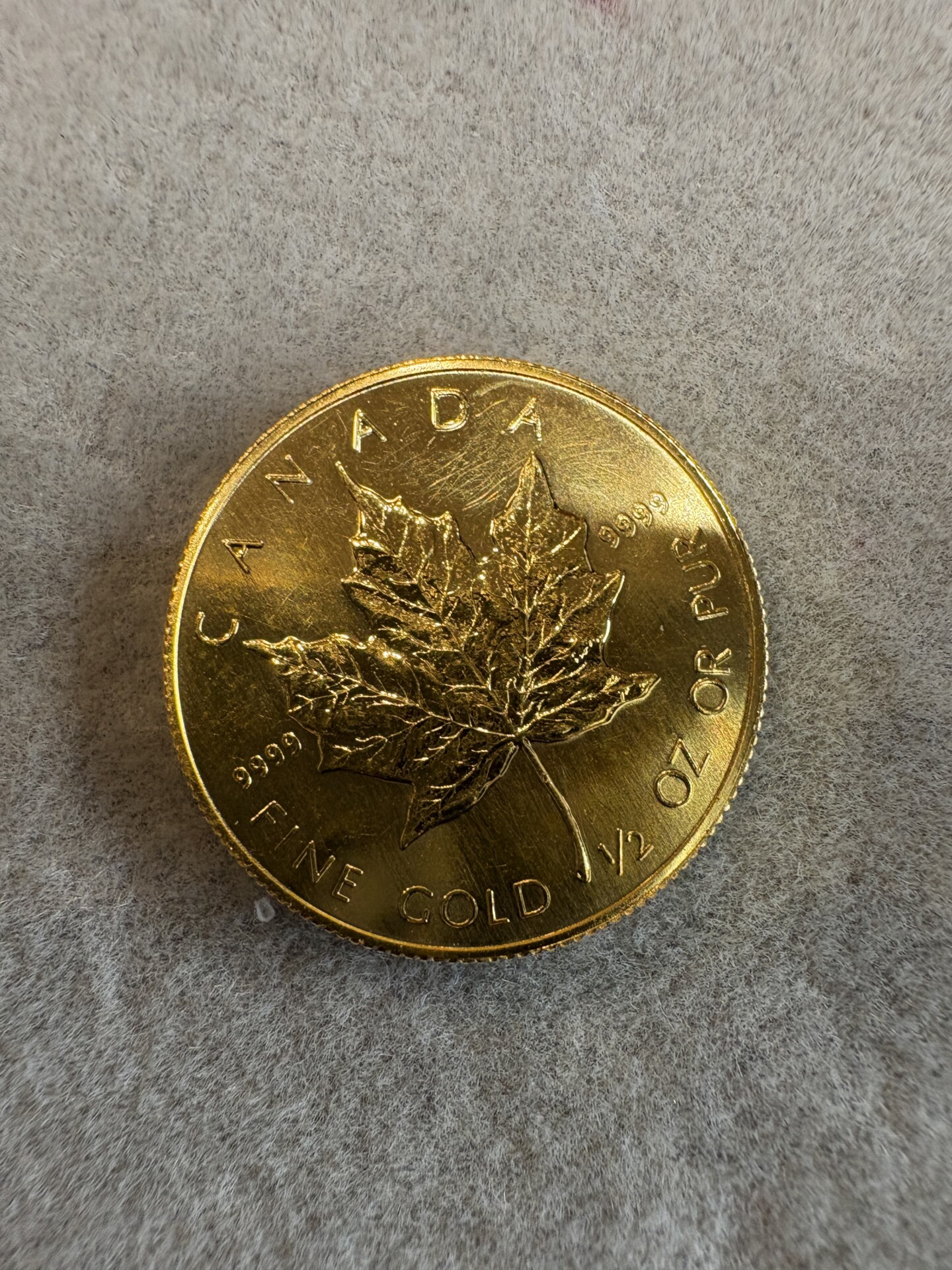 金の代表格的なカナダのメープルコイン Au999.9 で1/2オンス約15.5g