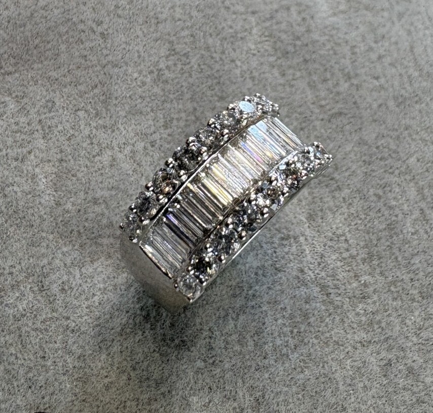 メレダイヤとスクエアのダイヤモンドを使ったダイヤモンドリング