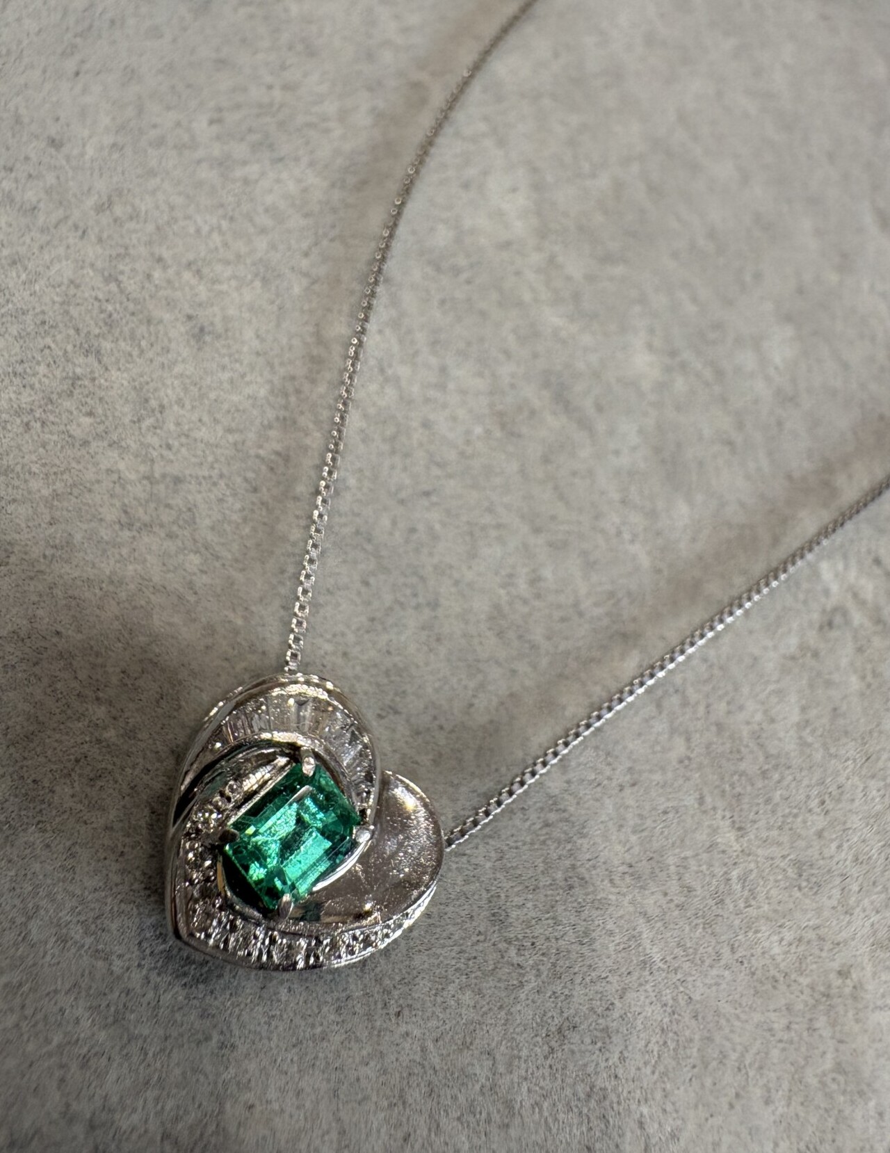 クラリティの良いエメラルド。1キャラを超えると若干色が薄めでも最近は評価が上がっていることも