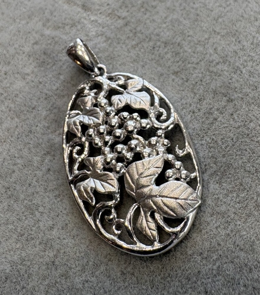 18金ホワイトゴールドの透かしのデザインが入ったペンダントトップ