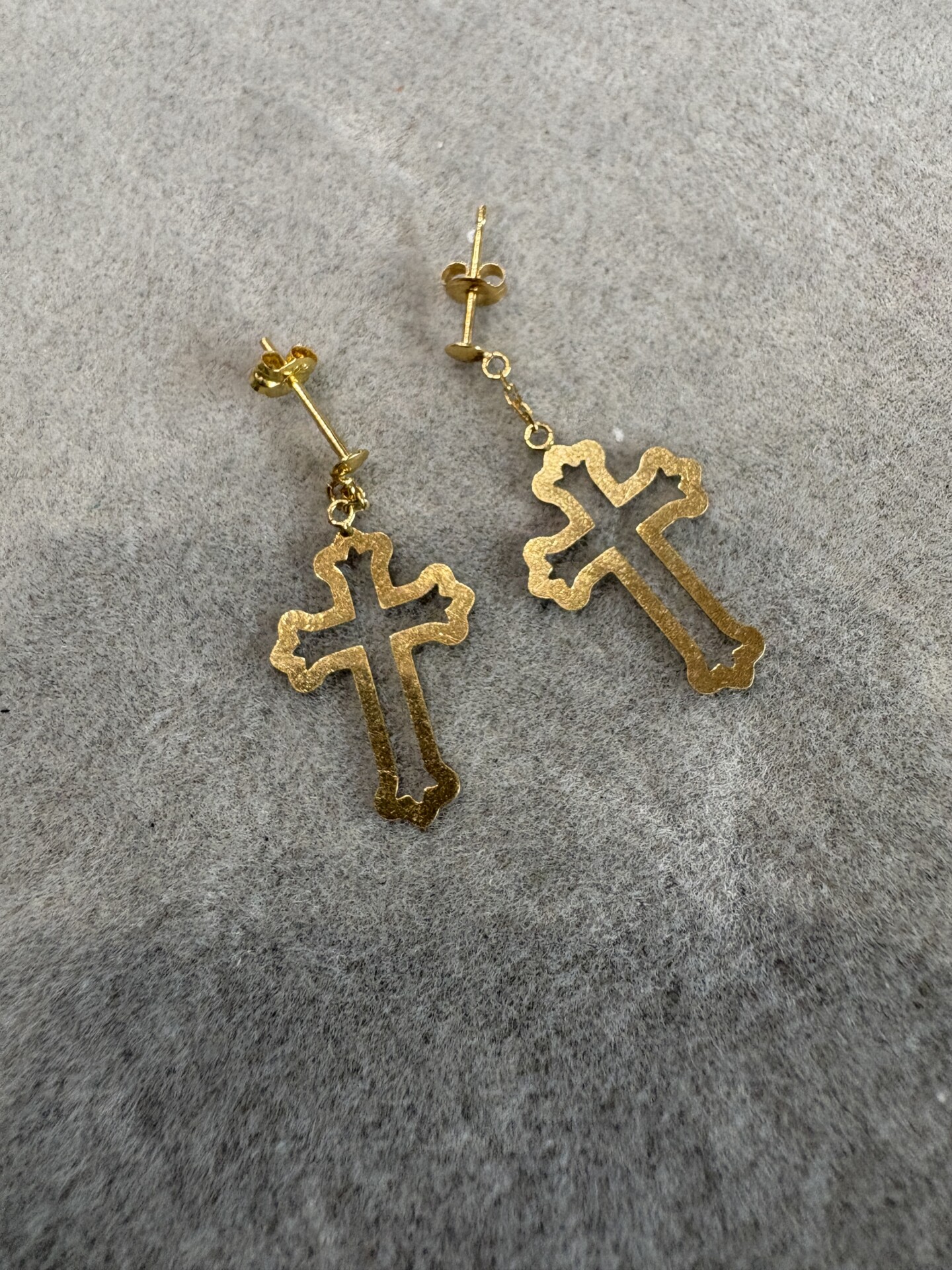 小さな18金のクロスモチーフピアス