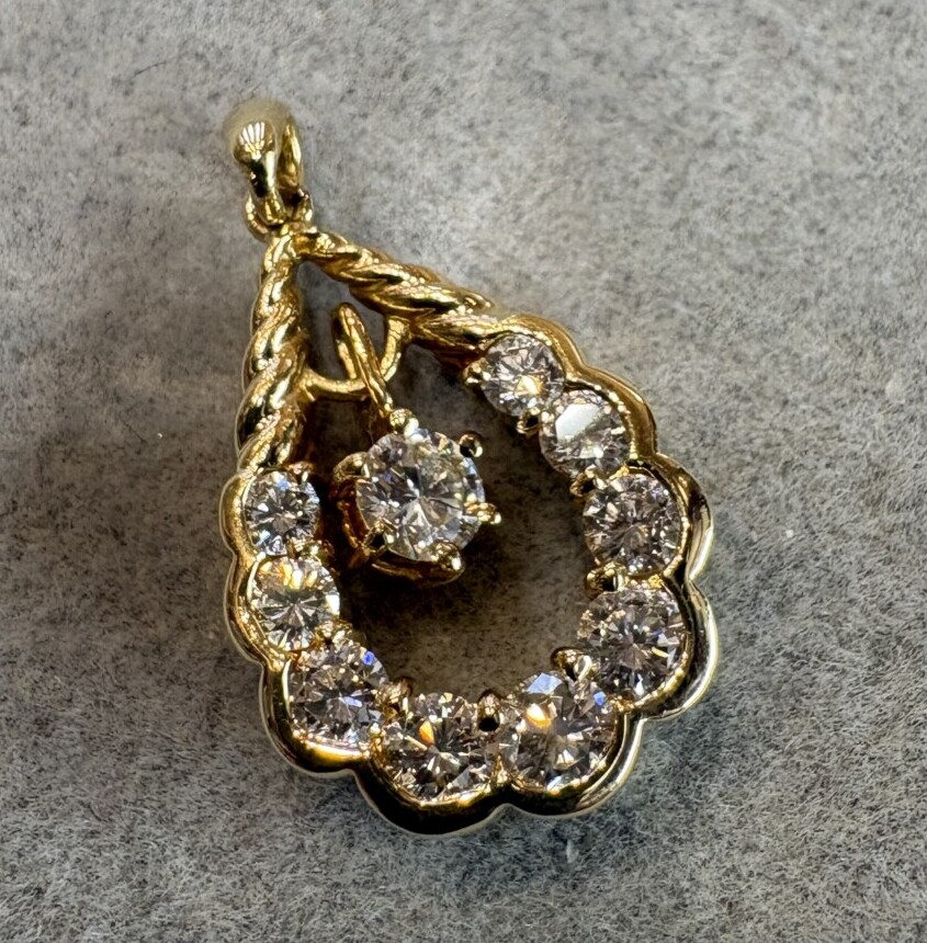 　大粒のメレダイヤがセッティングされたペンダントトップ