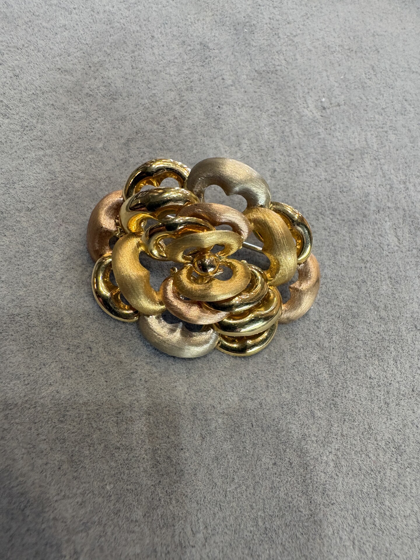 古い三色のｺﾞｰﾙﾄﾞを使ったブローチ。重たいけど金かどうかわからなかった