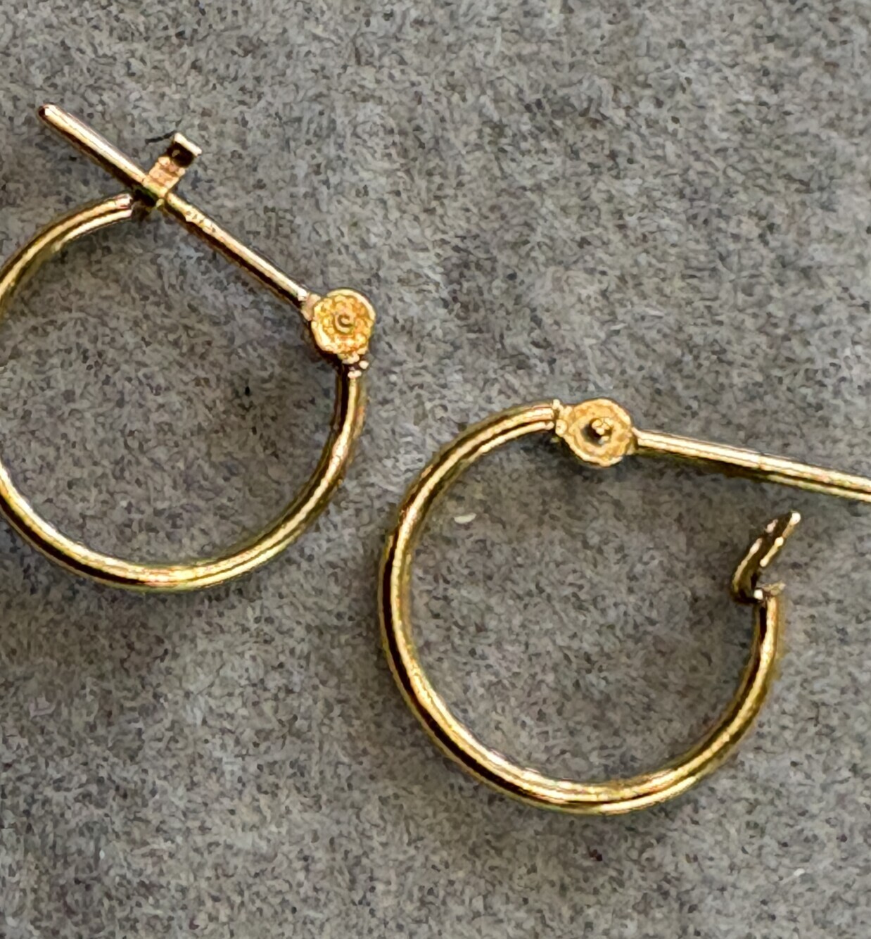 18金の軽めのフープピアス