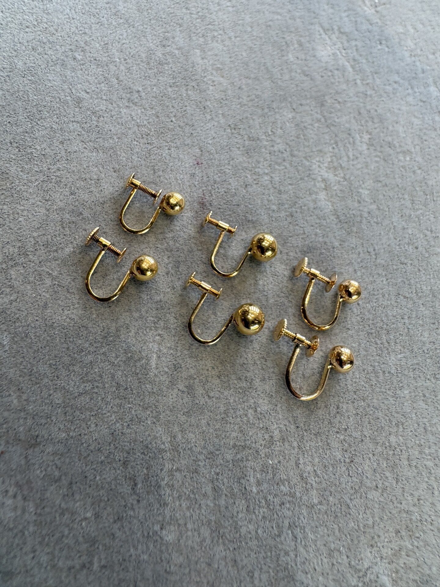 昔のボールデザインの18金のイヤリング