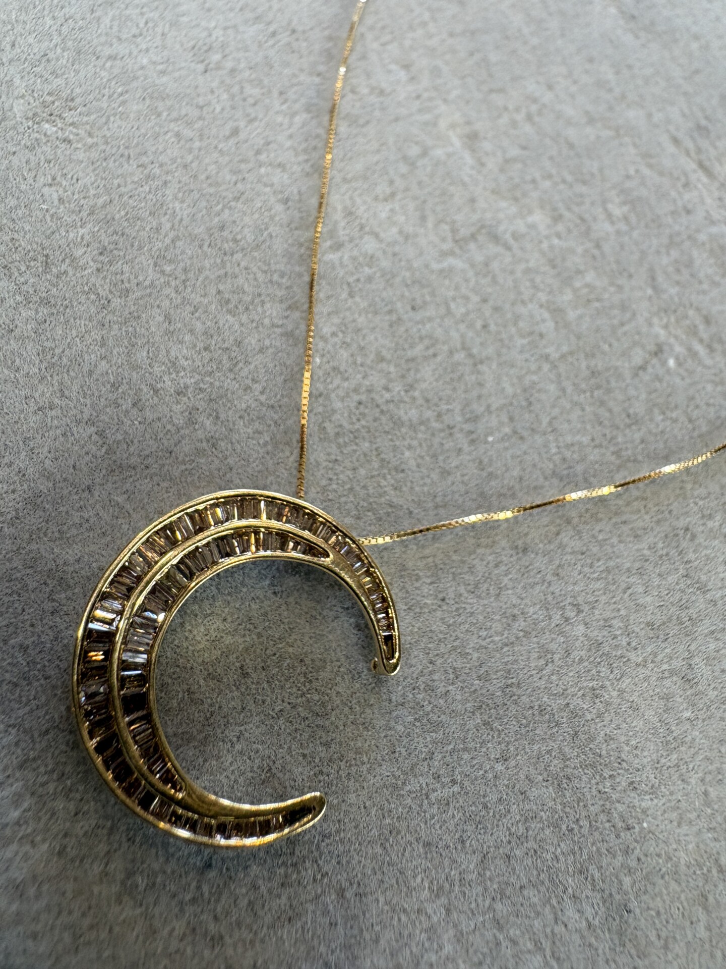 イエローゴールドにつくダイヤは色味が黄色味ががっていたり、茶色味がかかっていたりして、地金の値段に吸収されやすい