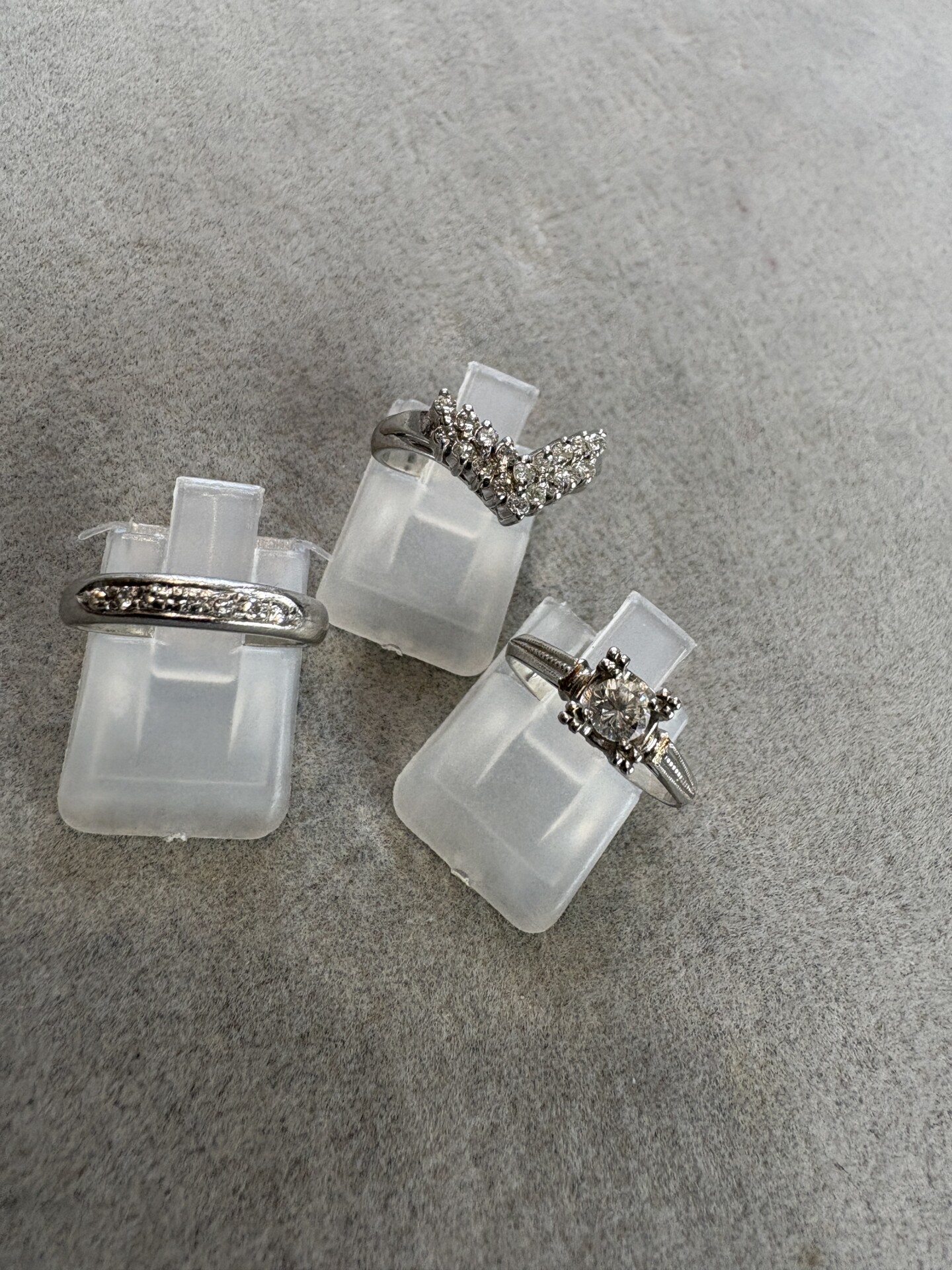 古いプラチナの刻印のダイヤモンドリング