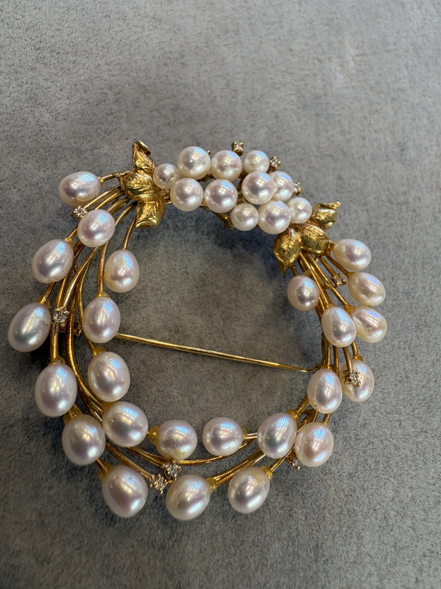 18金のパールのデザインのブローチ