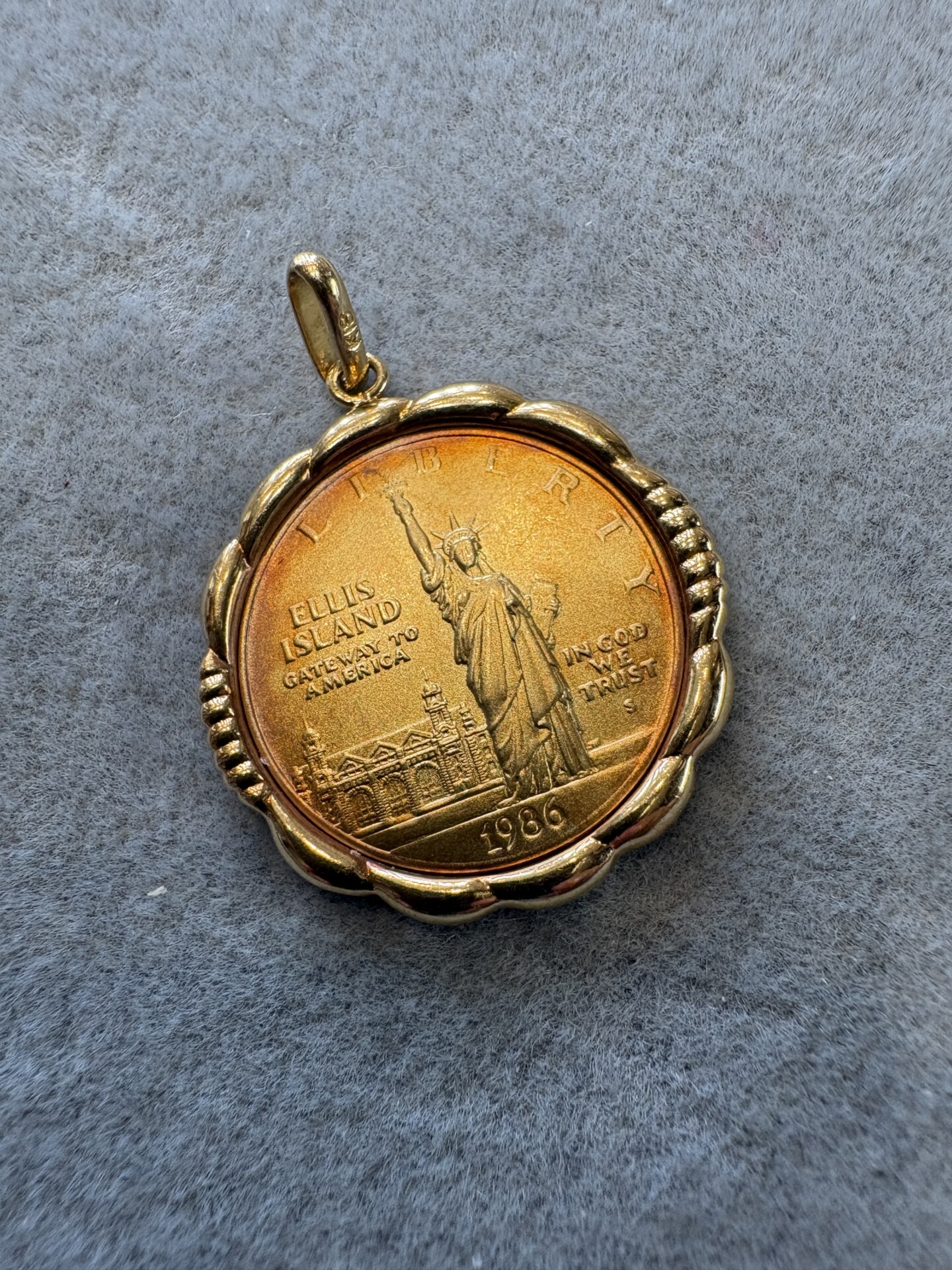 18 Kin no medaru no pendantotoppu 19 18K gold medal pendant top