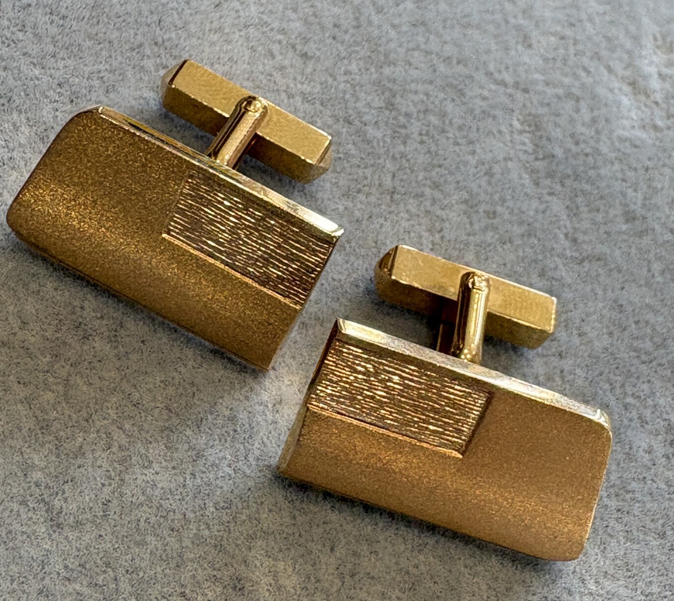 古い金のカフス。意外と18金や14金や10金で作られていて重量もある 