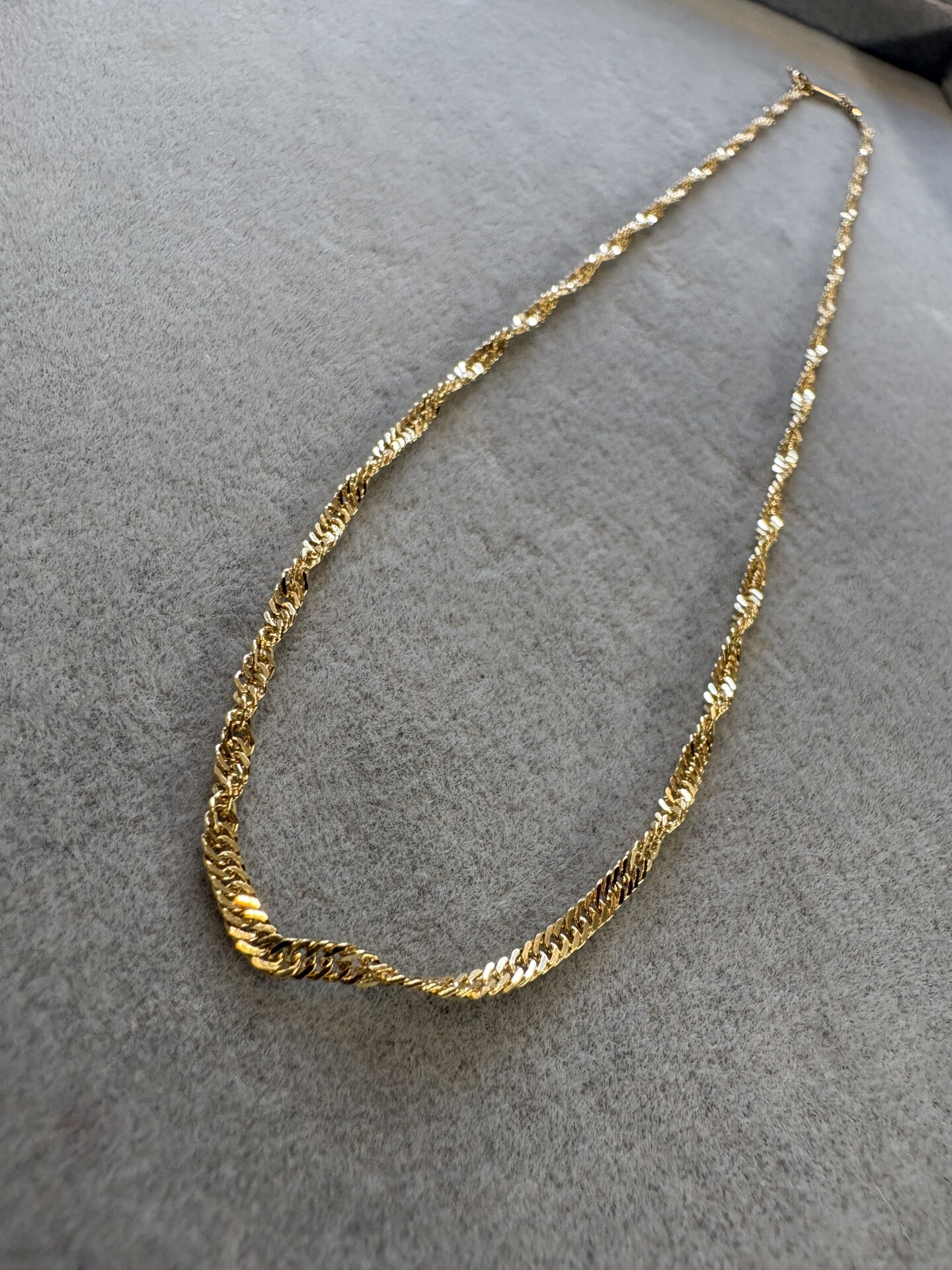 古い金のネックレス