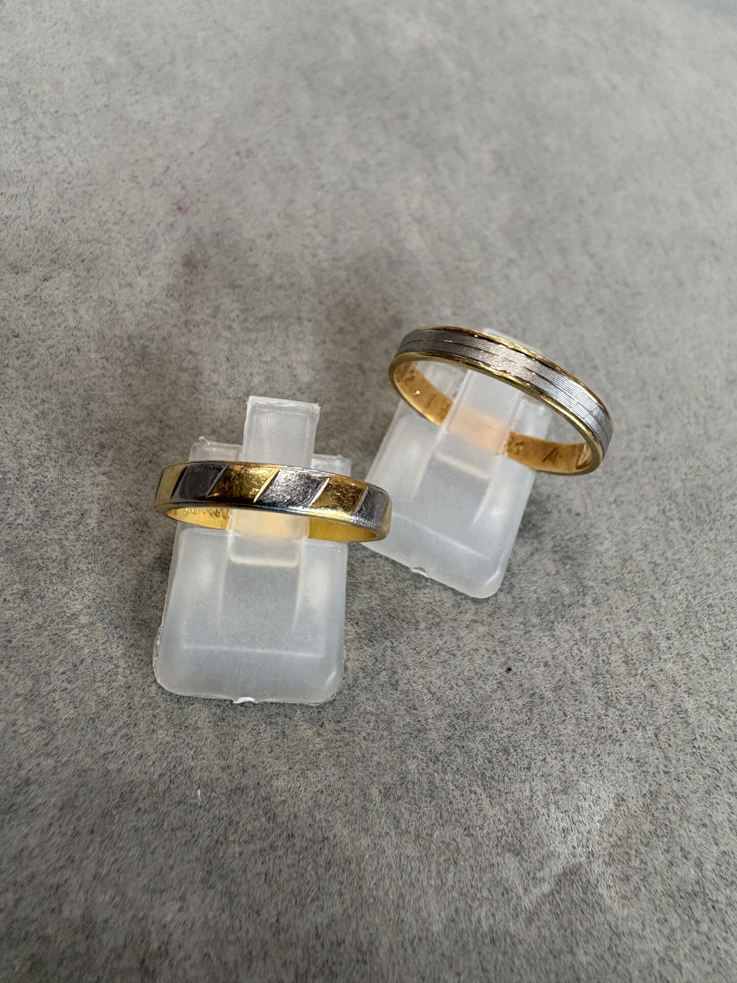 プラチナと金のコンビのジュエリーはプラチナが見た目以上に重量がある