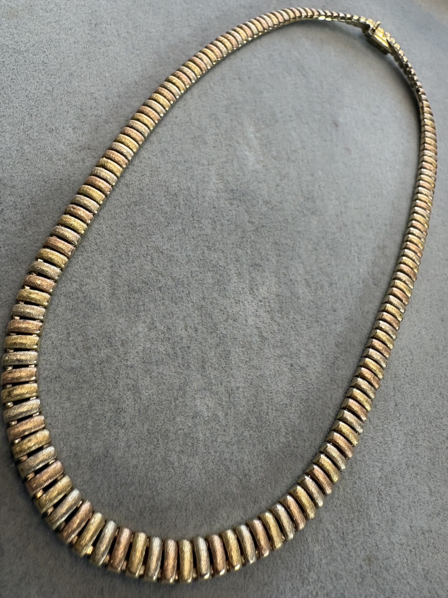 Colar de design em ouro 18K, fabricado na Itália