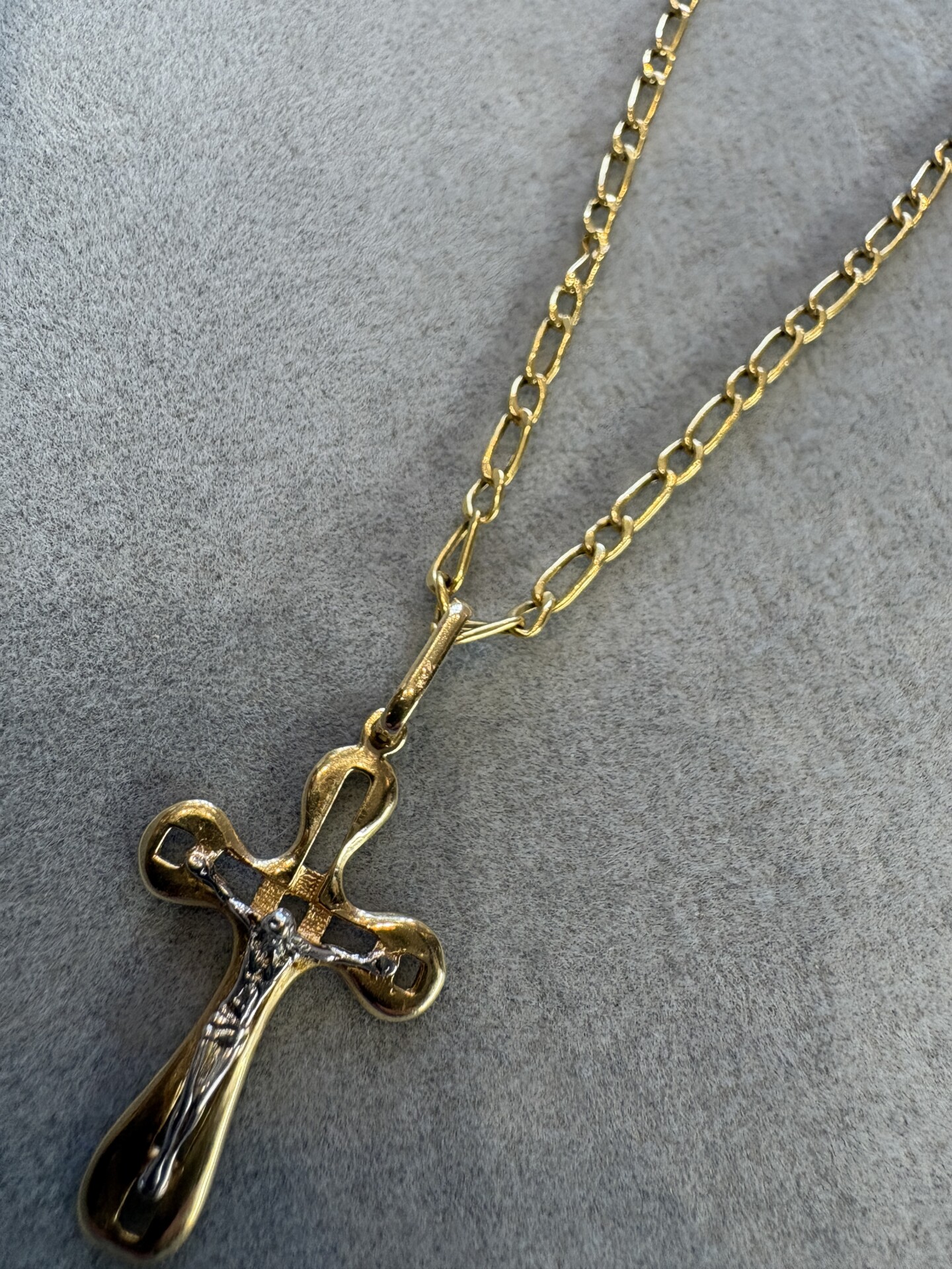 Colar com pingente de cruz com marcação “750”