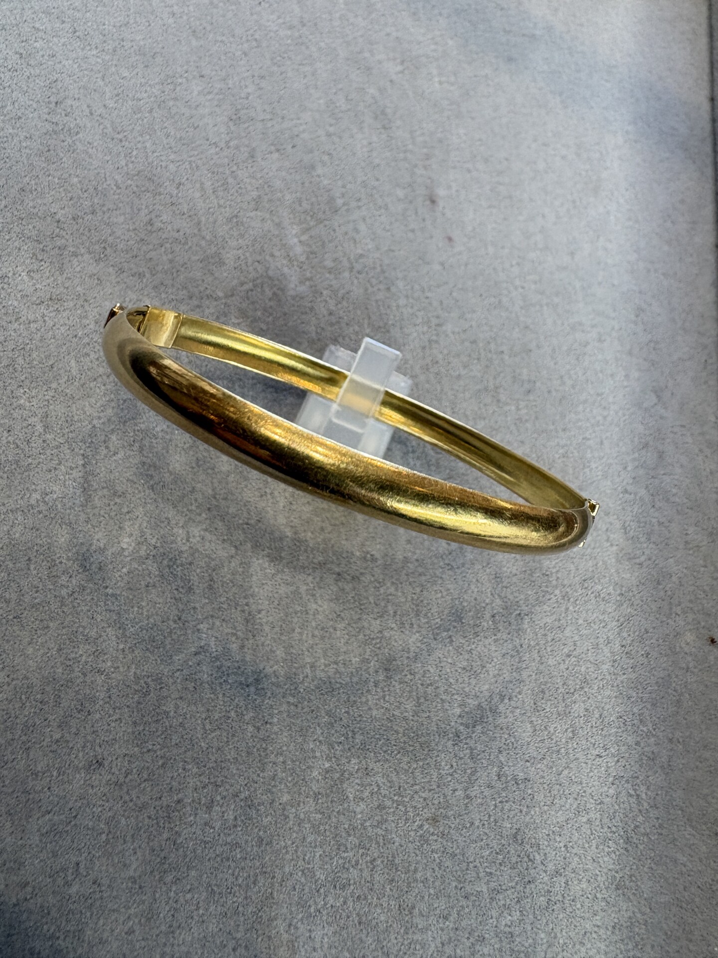 18金のシンプルなバングル