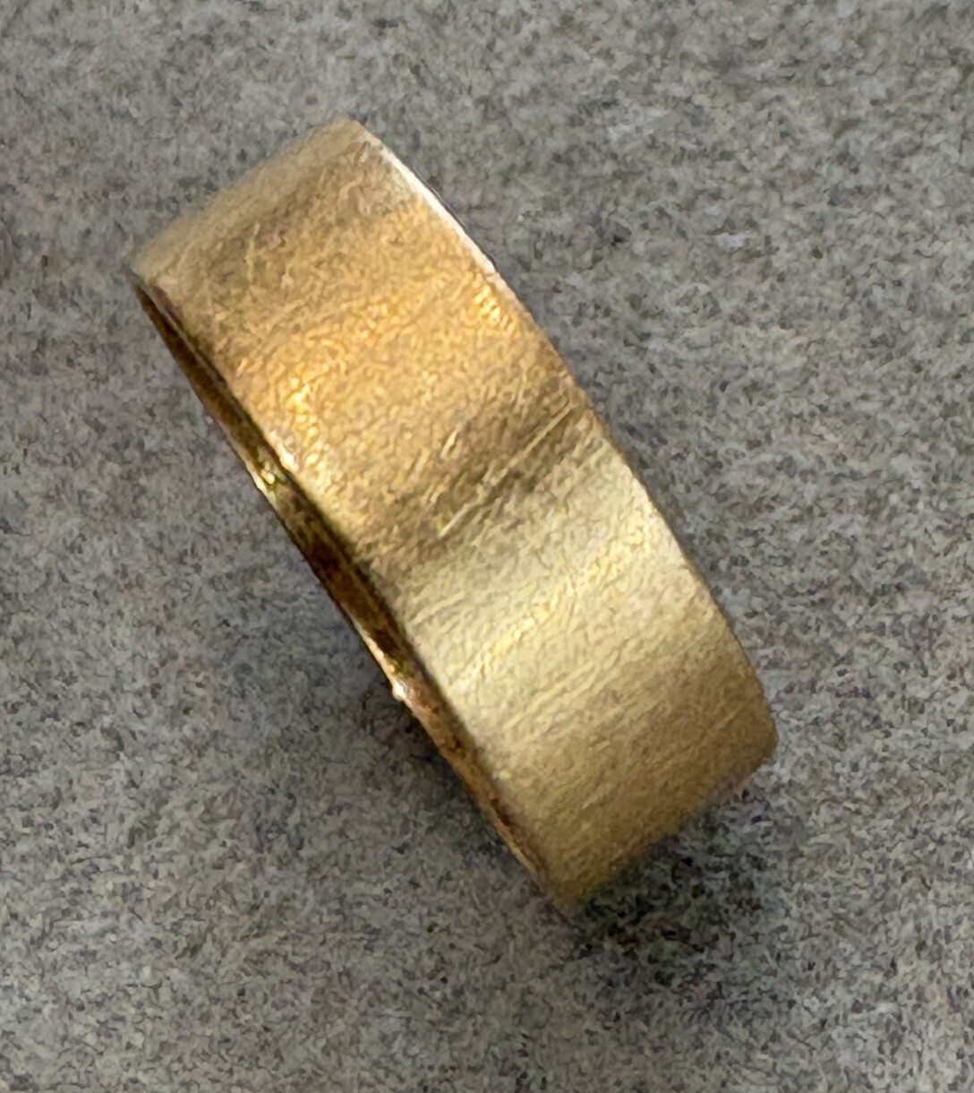 昔 祖父が着用していたボリュームのある平打ちの18金のリング