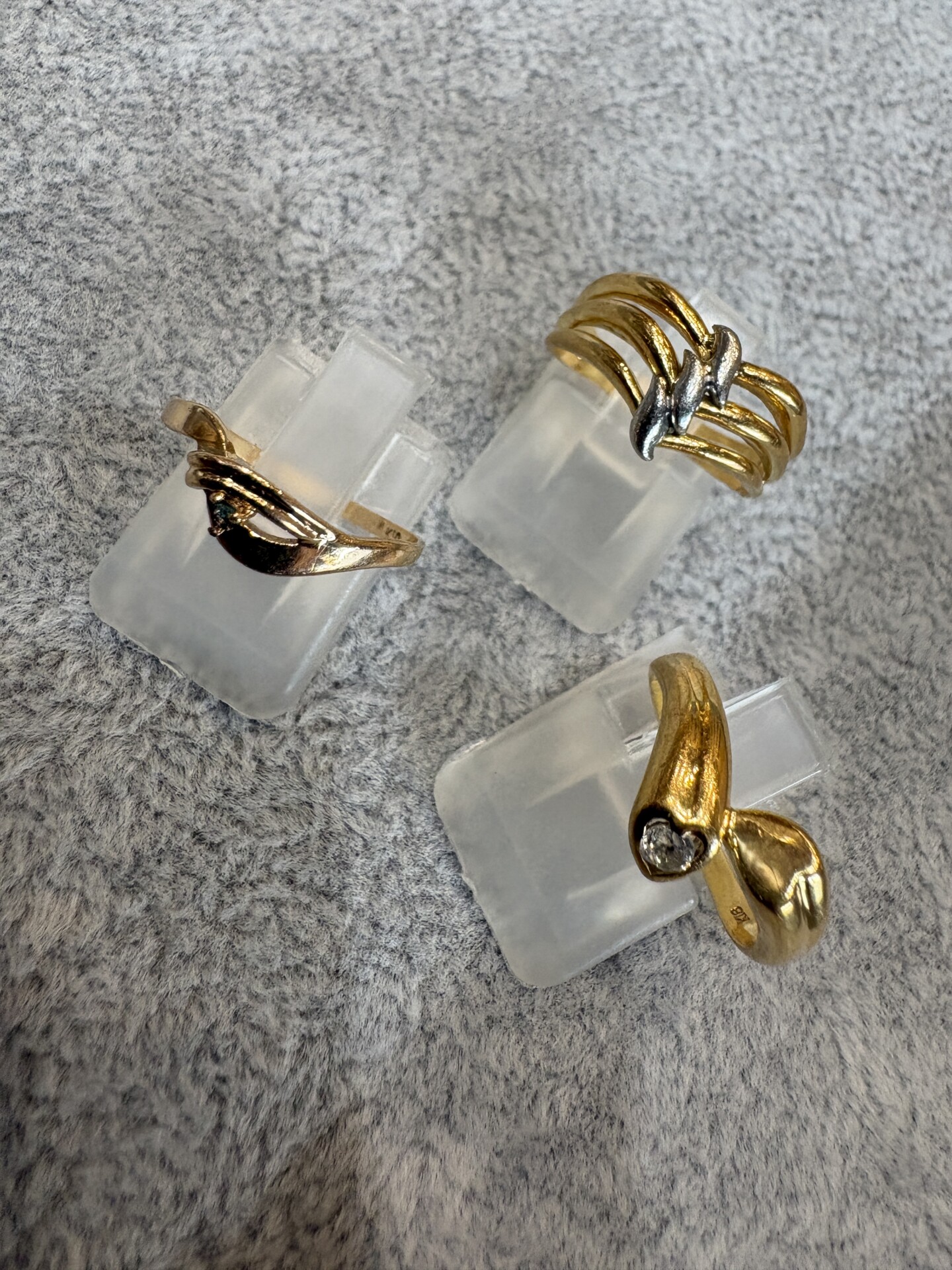 ダイヤモンドがついた指輪や、プラチナと金でコンビになっている指輪、シンプルな地金だけの指輪など