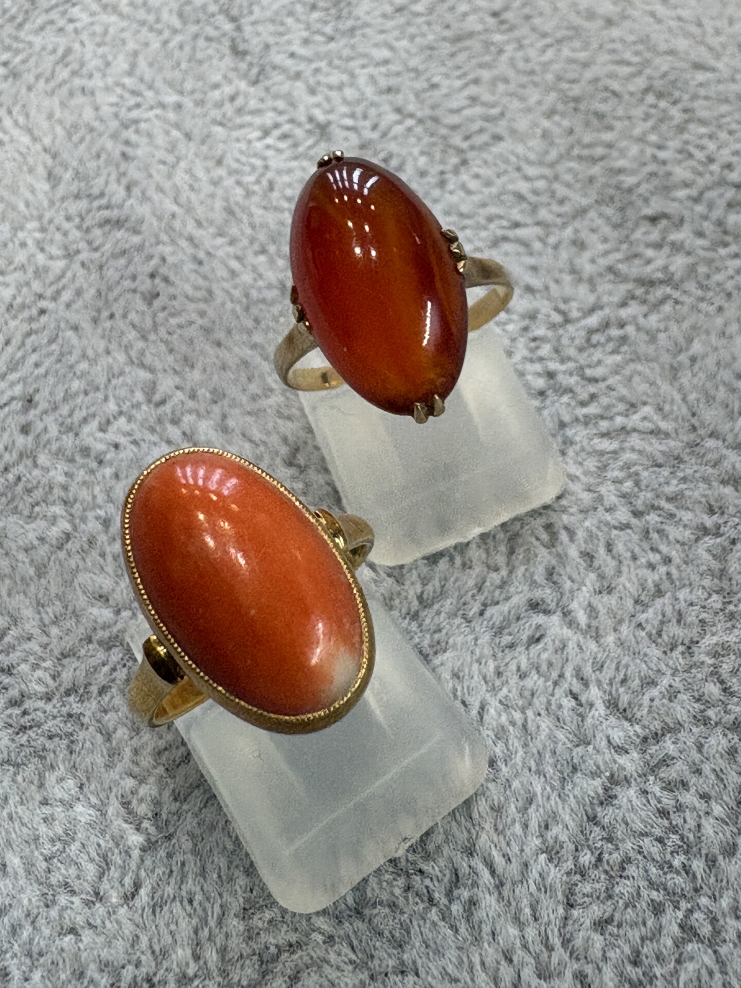 値段をつけて評価の難しい色の薄いサンゴやメノウなどの多く産出される宝石など宝石が単体だけの指輪は石の重量が差し引かれて計算されます