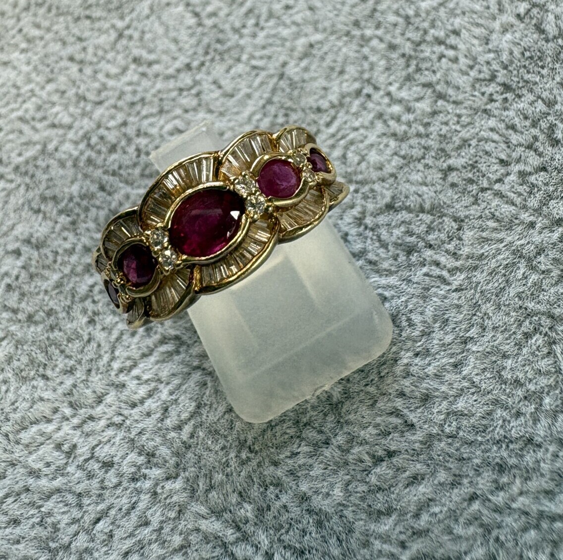 ダイヤやルビーなどの宝石がついていても再販性が高いこういったボリュームのあるリングでないと宝石評価は難しい